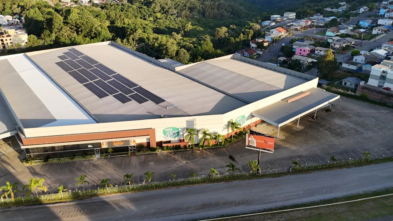 Vista aérea do Shopping 585, na ERS-122, em Farroupilha: o prédio inteiro, com o estacionamento em frente e a rodovia embaixo